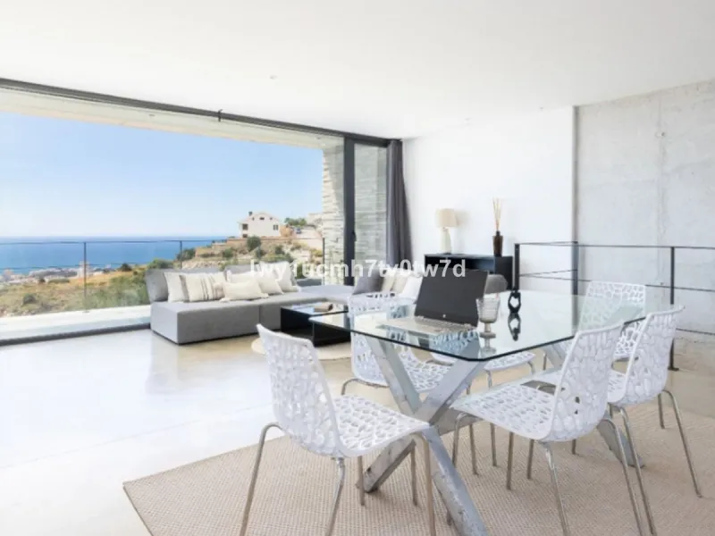 House - Detached Villa в продаже в Benalmadena, Málaga. В доме 4 спален и 3 ванных комнат. Площадь дома 303 м². Площадь участка 1149 м²