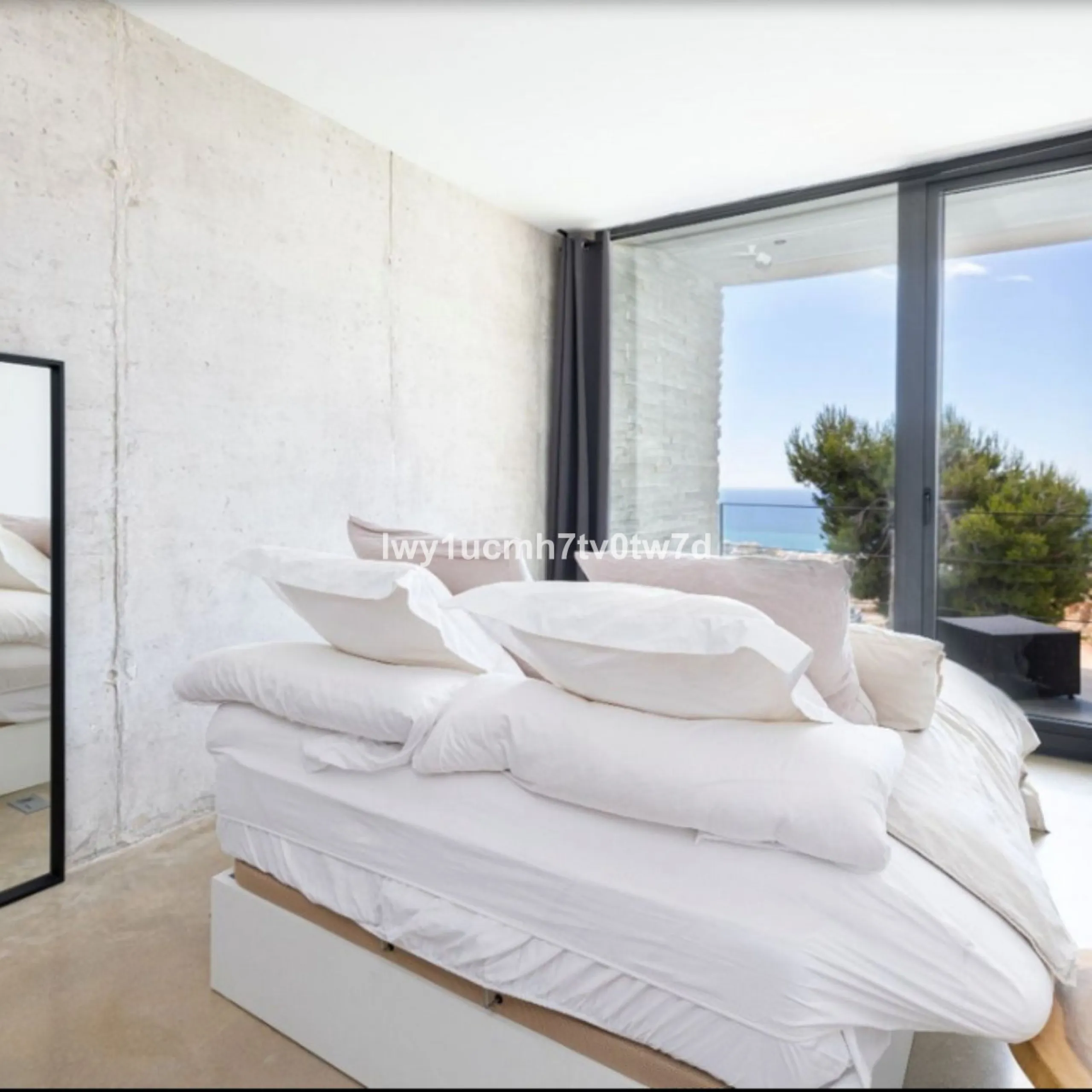 House - Detached Villa в продаже в Benalmadena, Málaga. В доме 4 спален и 3 ванных комнат. Площадь дома 303 м². Площадь участка 1149 м²