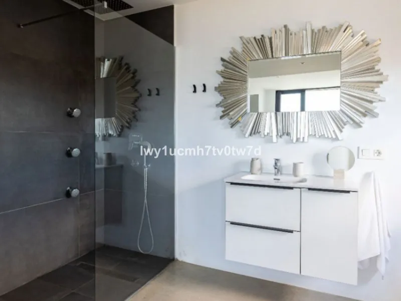 House - Detached Villa в продаже в Benalmadena, Málaga. В доме 4 спален и 3 ванных комнат. Площадь дома 303 м². Площадь участка 1149 м²