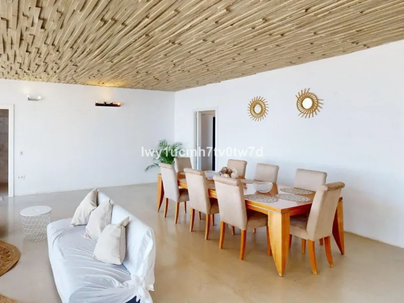 House - Detached Villa в продаже в Benalmadena, Málaga. В доме 4 спален и 3 ванных комнат. Площадь дома 303 м². Площадь участка 1149 м²