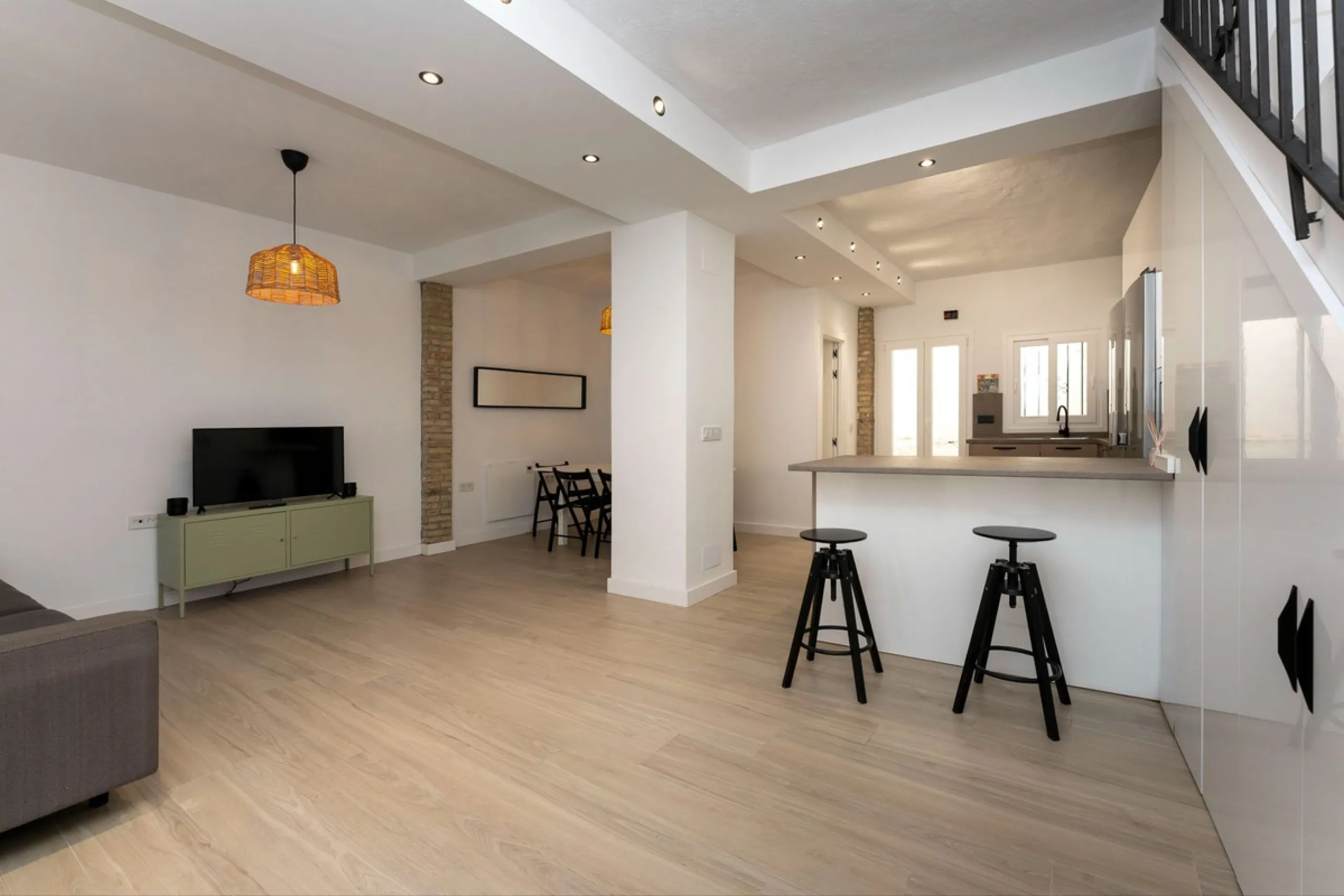AN IDEAL SPACIOUS FAMILY HOME THAT ASO OFFERS EXCELLENT RENTAL OPPORTUNITIES