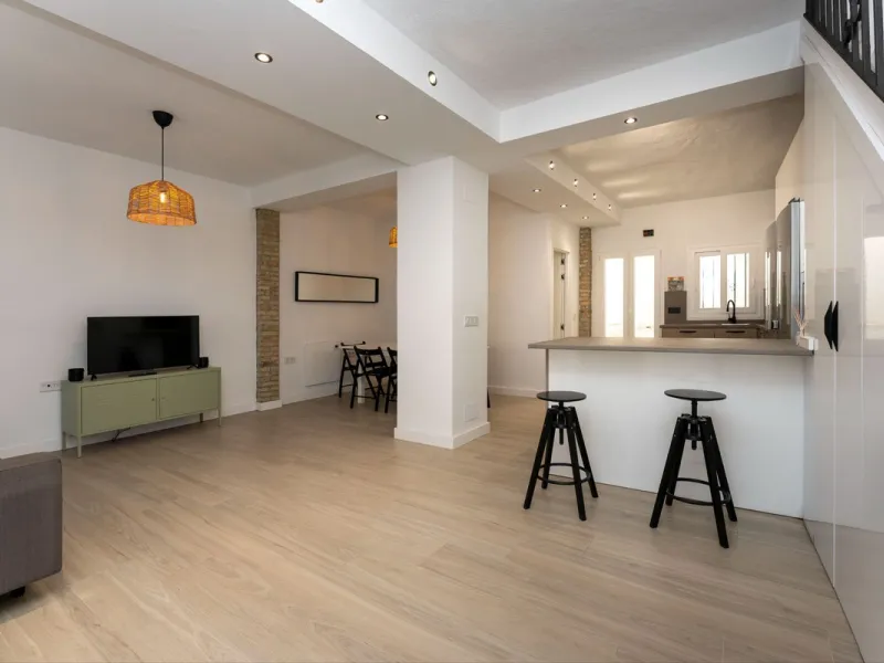 AN IDEAL SPACIOUS FAMILY HOME THAT ASO OFFERS EXCELLENT RENTAL OPPORTUNITIES
