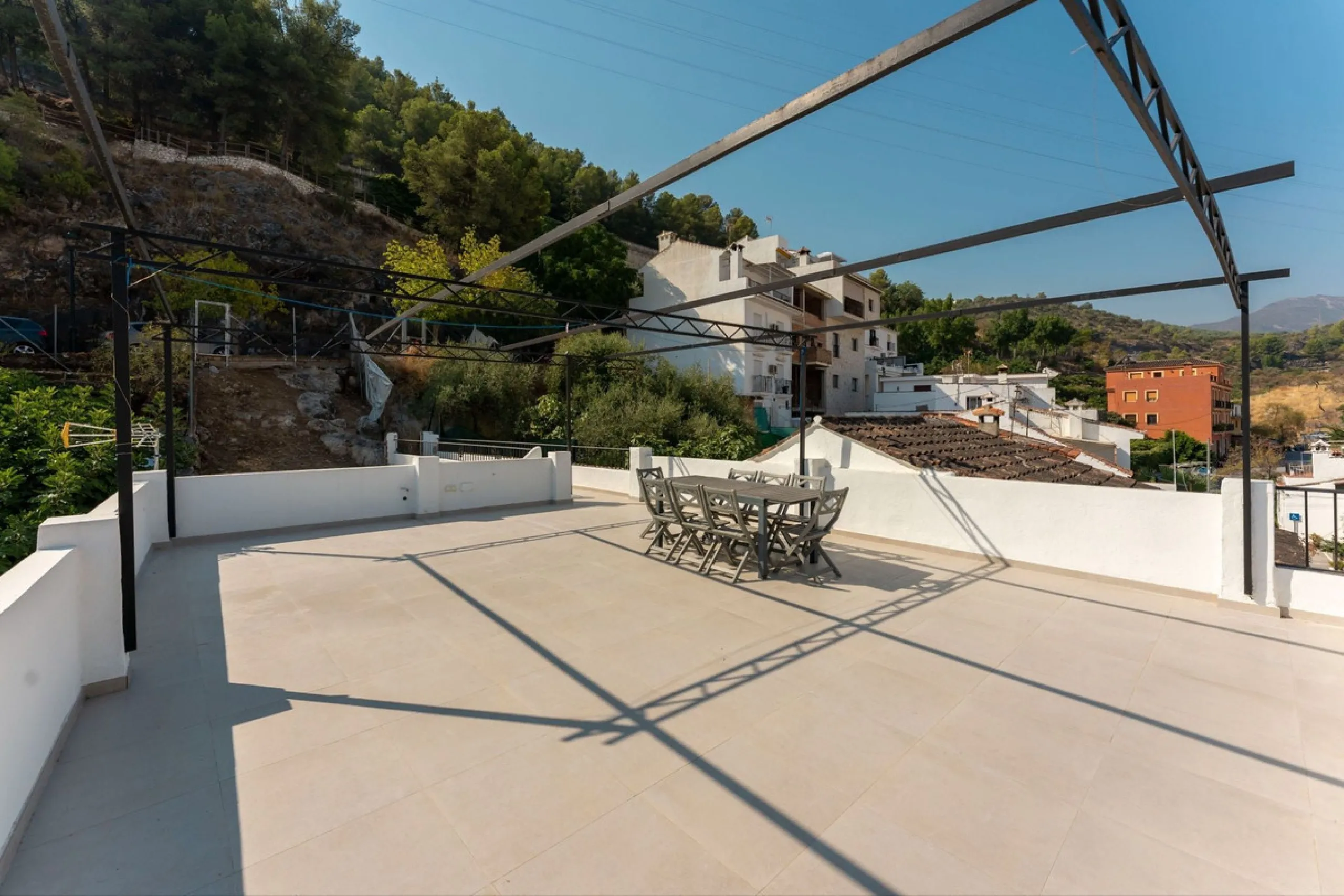 AN IDEAL SPACIOUS FAMILY HOME THAT ASO OFFERS EXCELLENT RENTAL OPPORTUNITIES