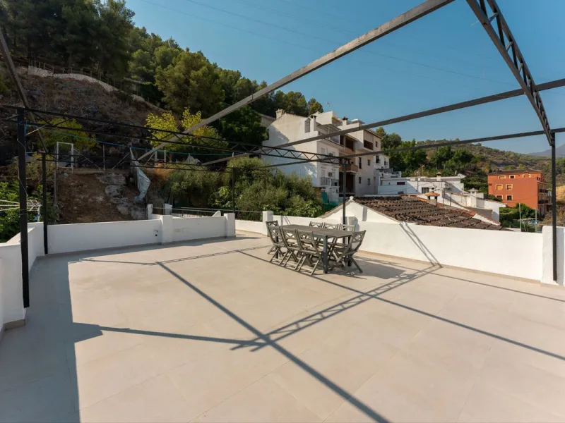 AN IDEAL SPACIOUS FAMILY HOME THAT ASO OFFERS EXCELLENT RENTAL OPPORTUNITIES