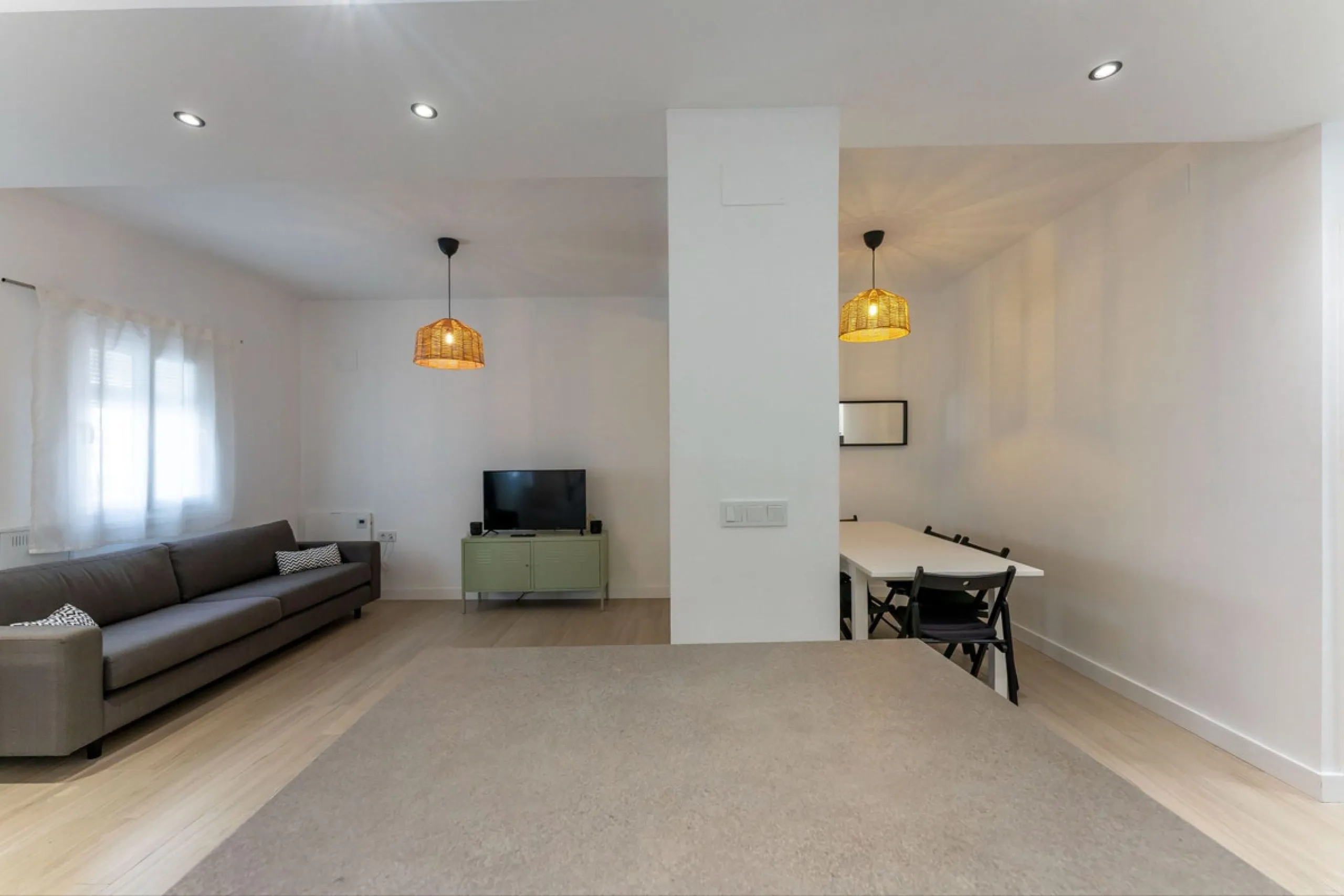 AN IDEAL SPACIOUS FAMILY HOME THAT ASO OFFERS EXCELLENT RENTAL OPPORTUNITIES