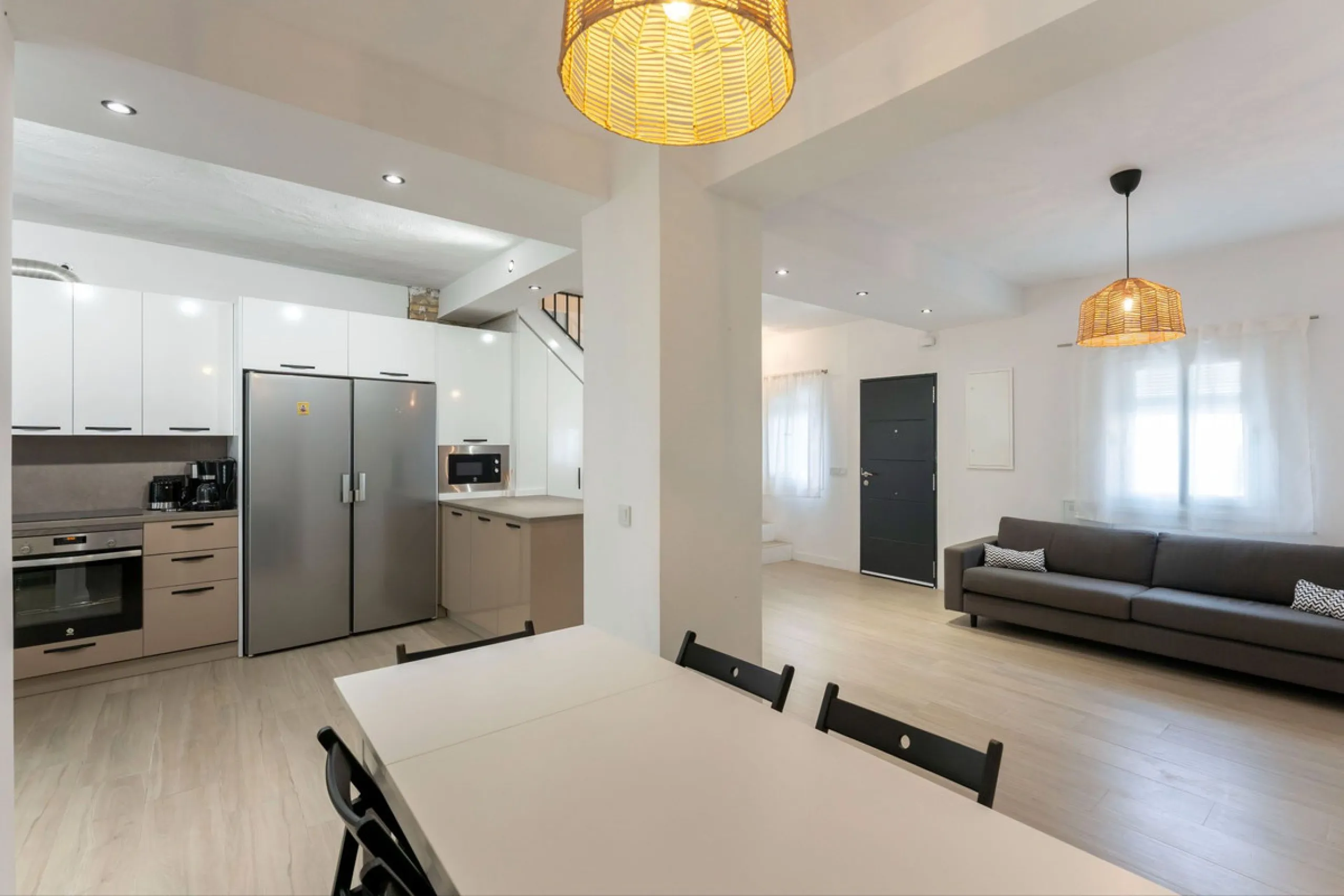 AN IDEAL SPACIOUS FAMILY HOME THAT ASO OFFERS EXCELLENT RENTAL OPPORTUNITIES