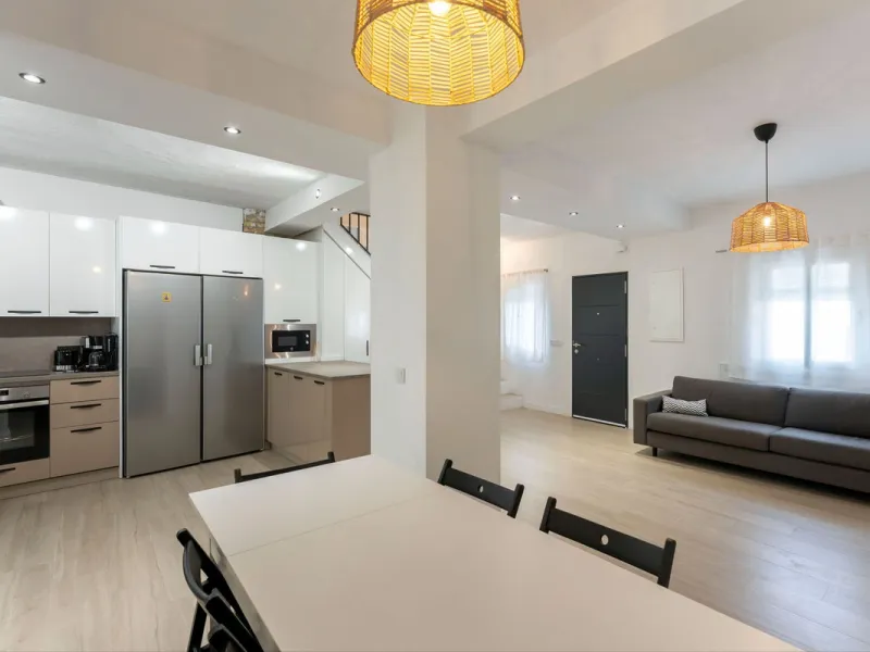 AN IDEAL SPACIOUS FAMILY HOME THAT ASO OFFERS EXCELLENT RENTAL OPPORTUNITIES