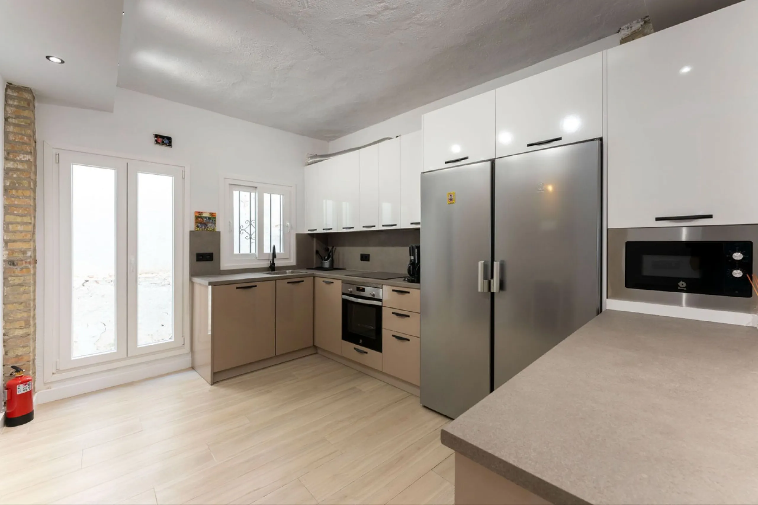 AN IDEAL SPACIOUS FAMILY HOME THAT ASO OFFERS EXCELLENT RENTAL OPPORTUNITIES
