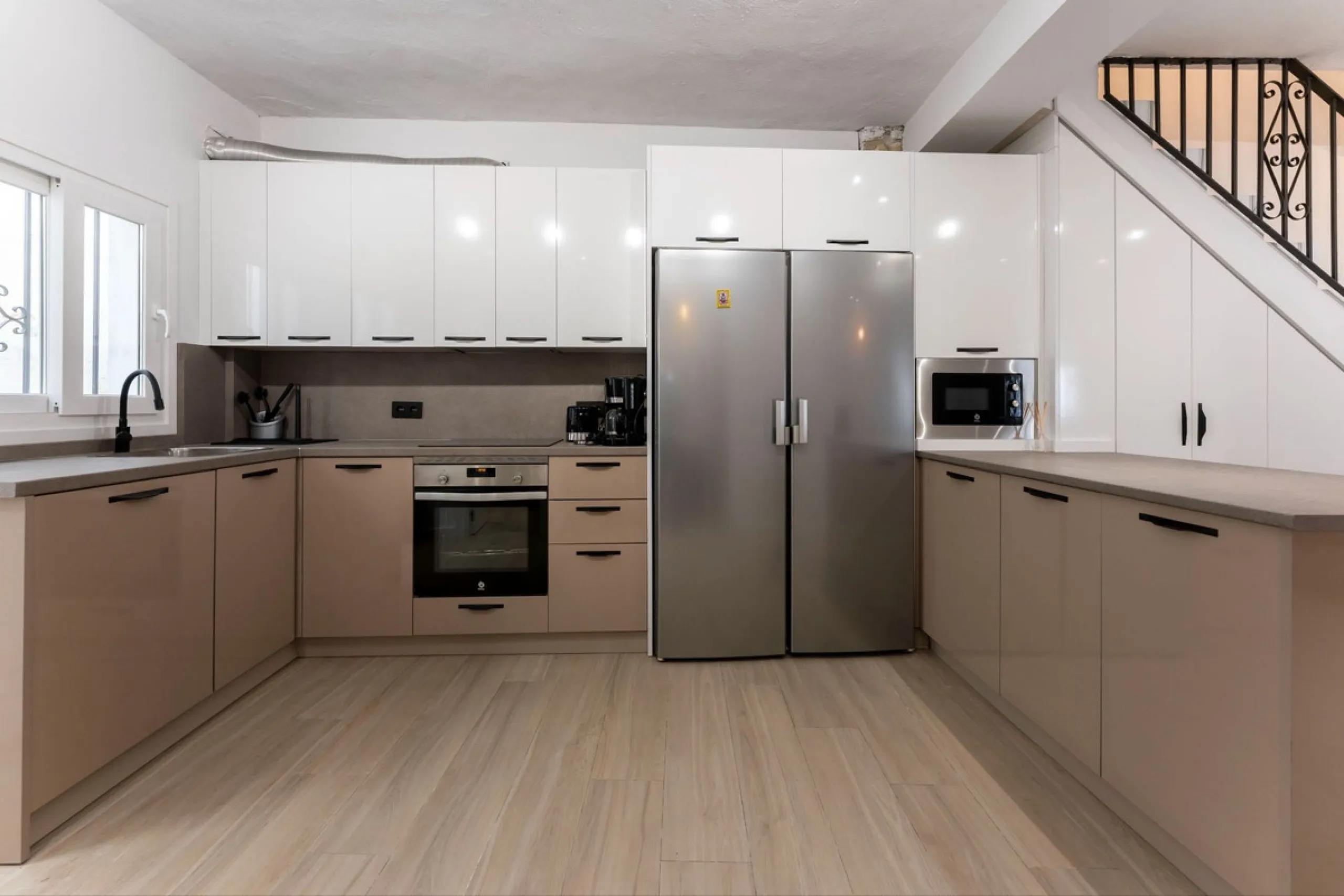 AN IDEAL SPACIOUS FAMILY HOME THAT ASO OFFERS EXCELLENT RENTAL OPPORTUNITIES