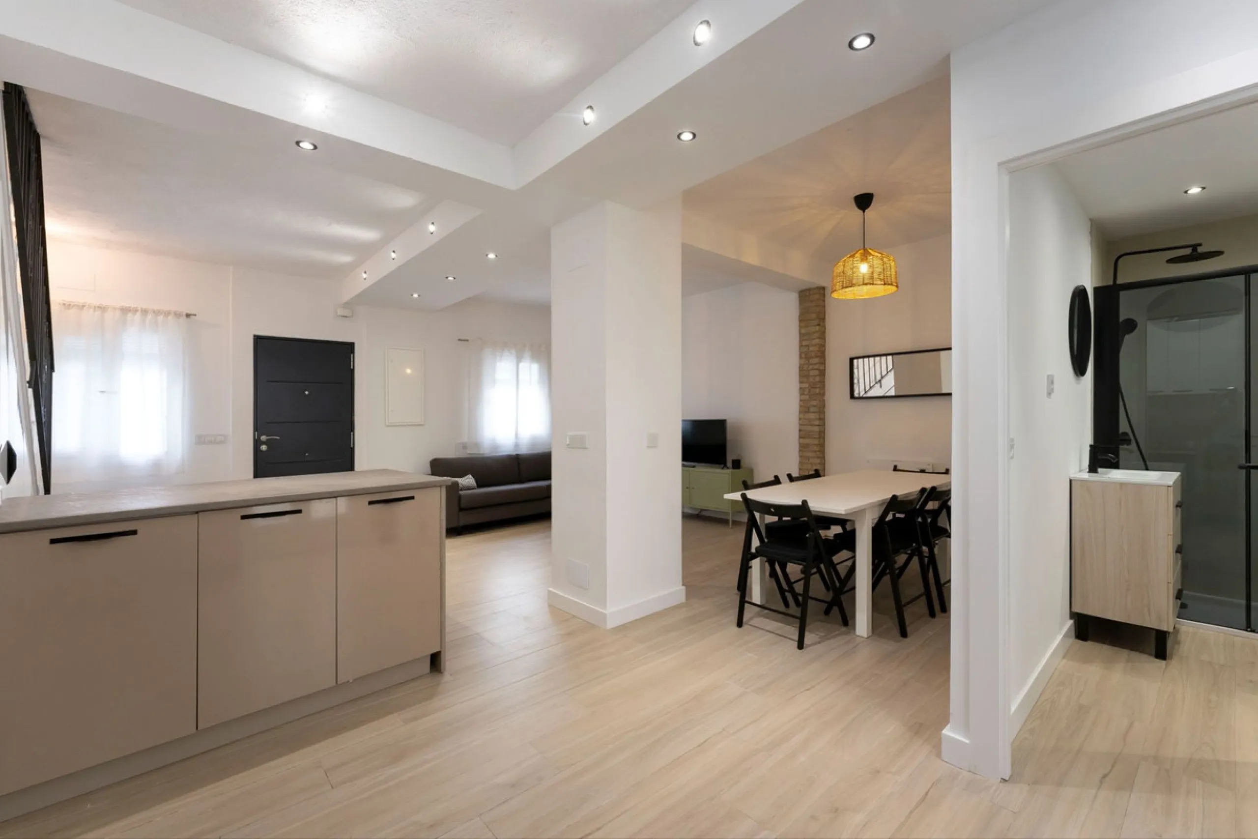 AN IDEAL SPACIOUS FAMILY HOME THAT ASO OFFERS EXCELLENT RENTAL OPPORTUNITIES