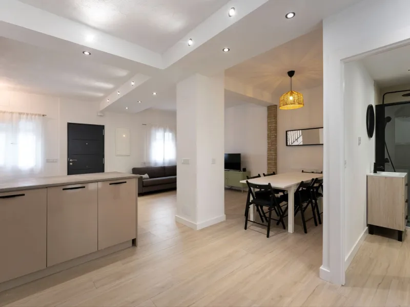 AN IDEAL SPACIOUS FAMILY HOME THAT ASO OFFERS EXCELLENT RENTAL OPPORTUNITIES