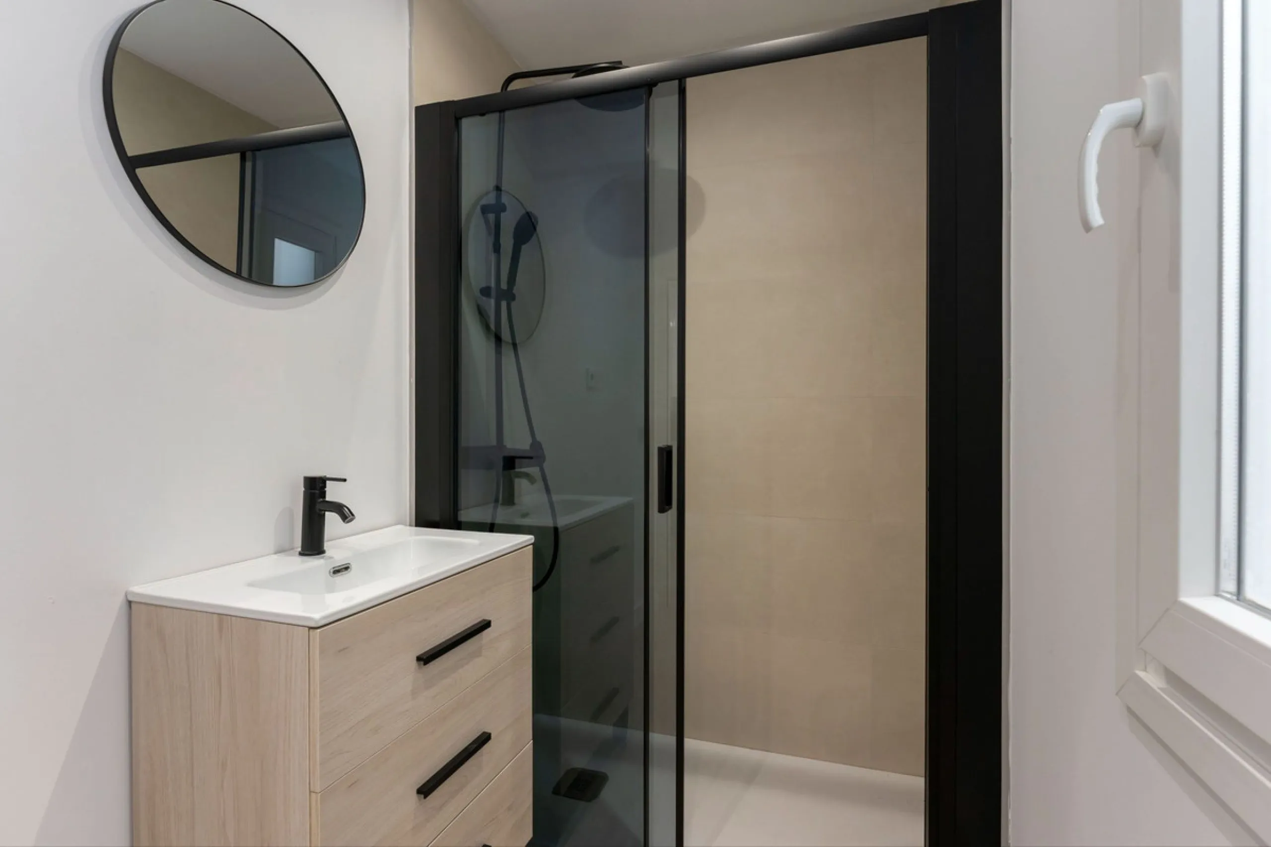 AN IDEAL SPACIOUS FAMILY HOME THAT ASO OFFERS EXCELLENT RENTAL OPPORTUNITIES