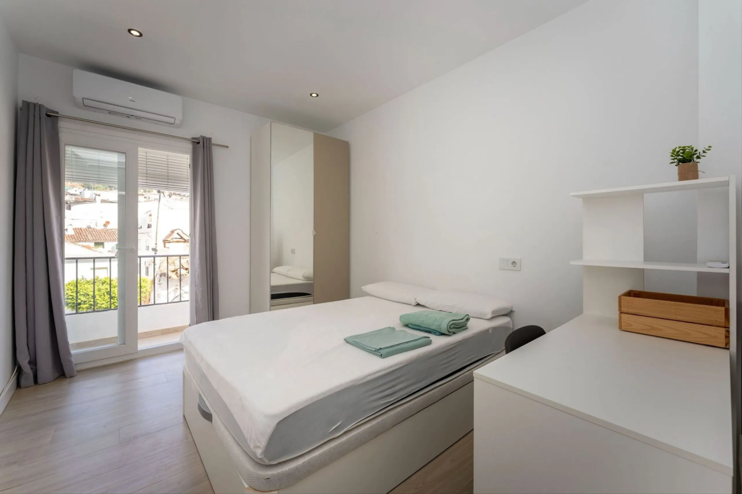 AN IDEAL SPACIOUS FAMILY HOME THAT ASO OFFERS EXCELLENT RENTAL OPPORTUNITIES