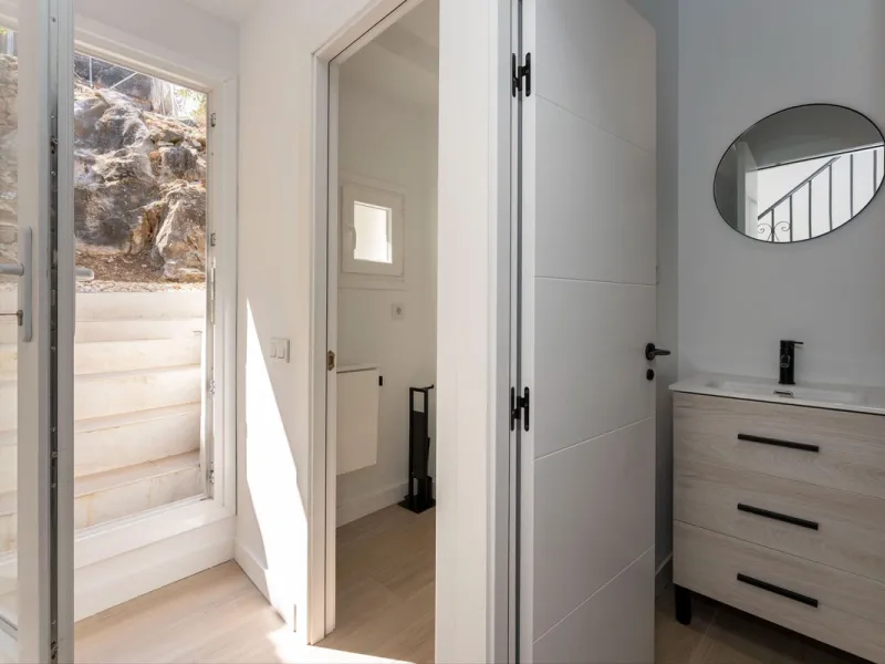 AN IDEAL SPACIOUS FAMILY HOME THAT ASO OFFERS EXCELLENT RENTAL OPPORTUNITIES