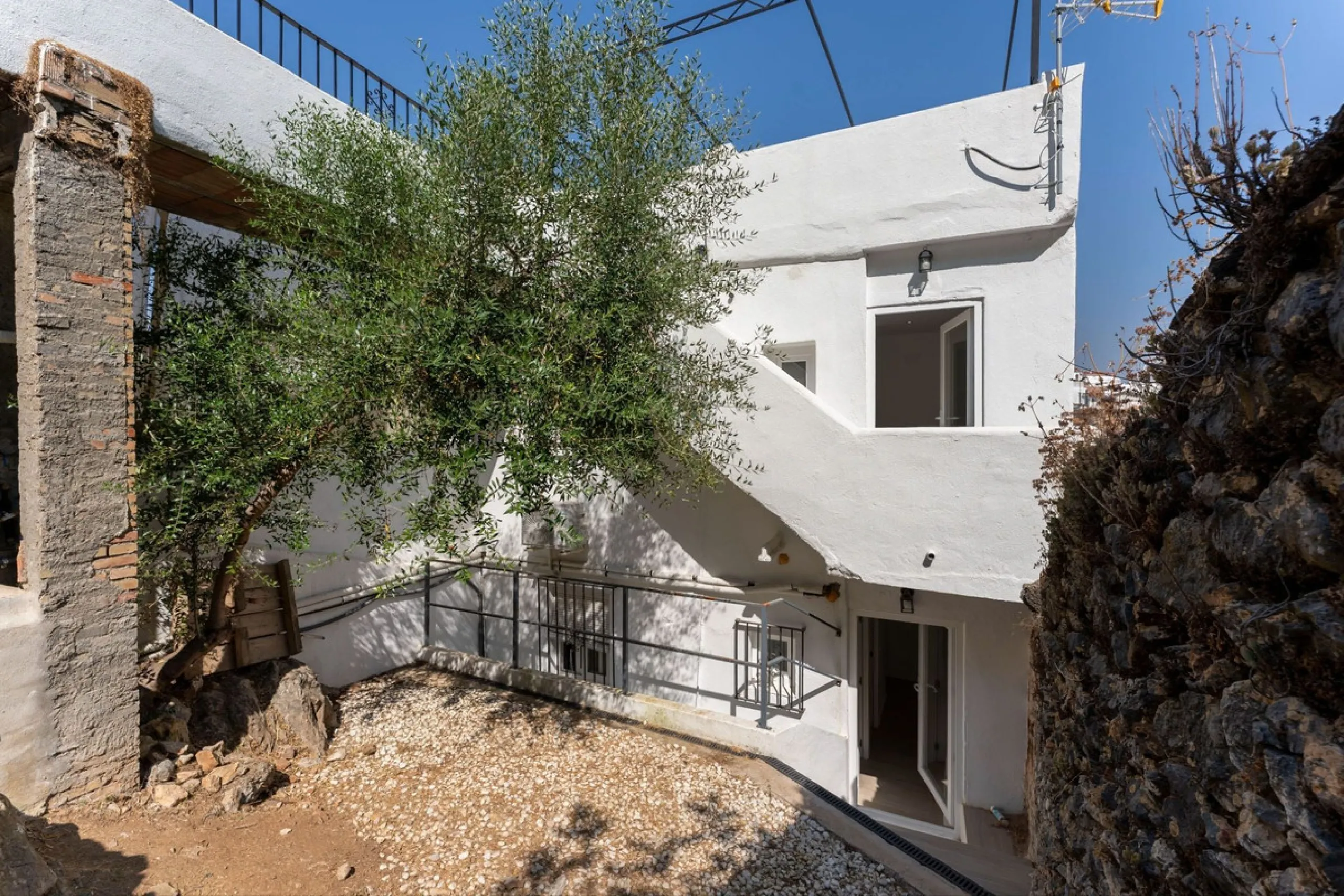 AN IDEAL SPACIOUS FAMILY HOME THAT ASO OFFERS EXCELLENT RENTAL OPPORTUNITIES