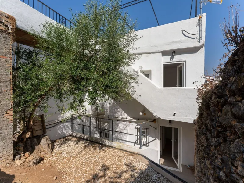 AN IDEAL SPACIOUS FAMILY HOME THAT ASO OFFERS EXCELLENT RENTAL OPPORTUNITIES