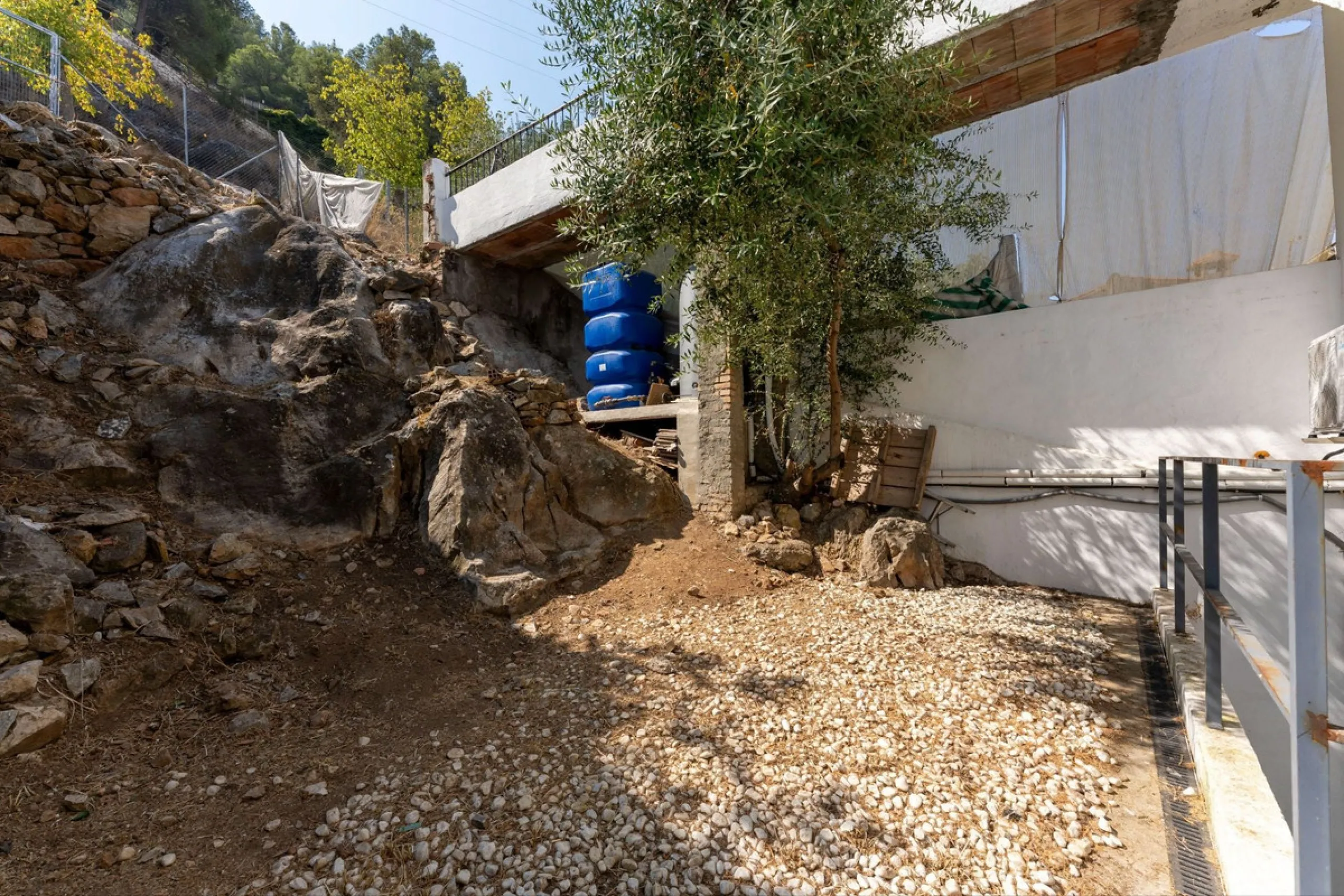 AN IDEAL SPACIOUS FAMILY HOME THAT ASO OFFERS EXCELLENT RENTAL OPPORTUNITIES