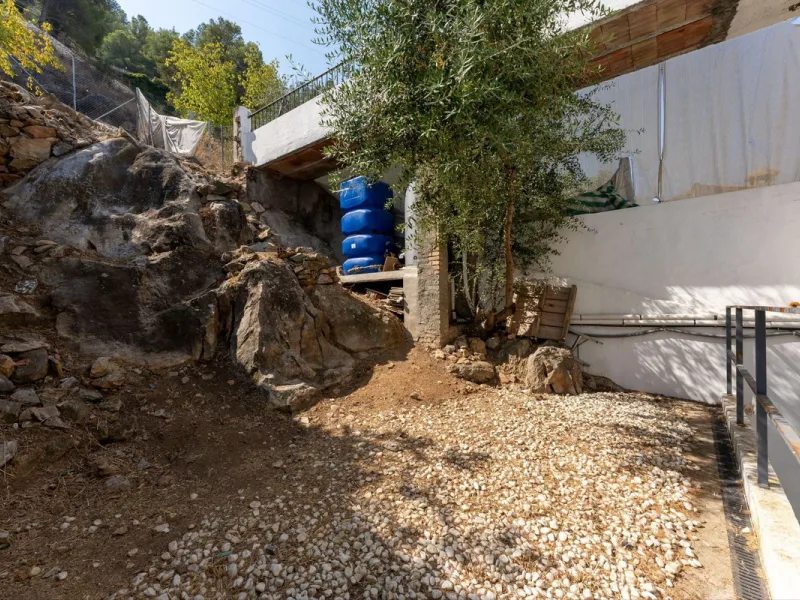 AN IDEAL SPACIOUS FAMILY HOME THAT ASO OFFERS EXCELLENT RENTAL OPPORTUNITIES