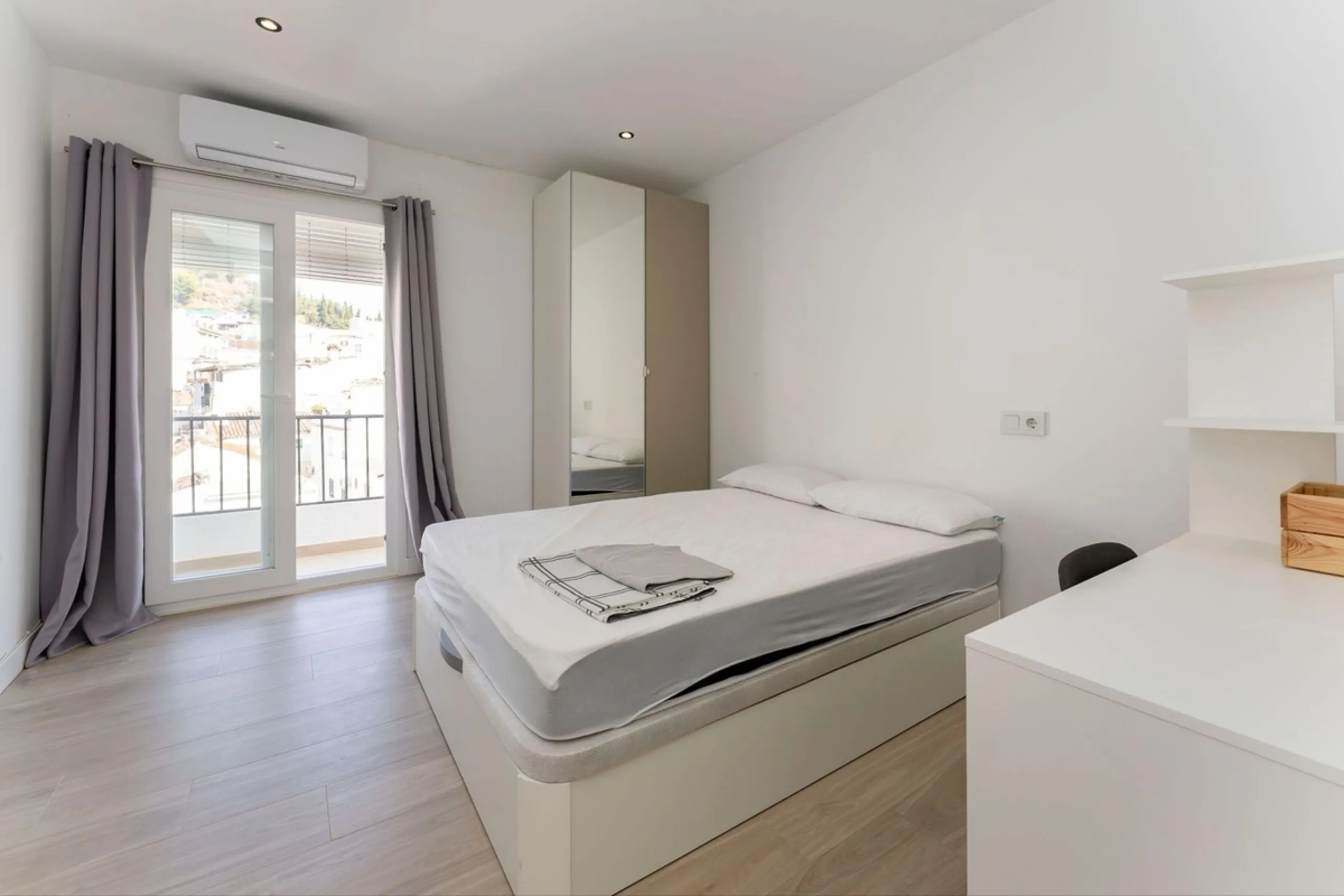 AN IDEAL SPACIOUS FAMILY HOME THAT ASO OFFERS EXCELLENT RENTAL OPPORTUNITIES
