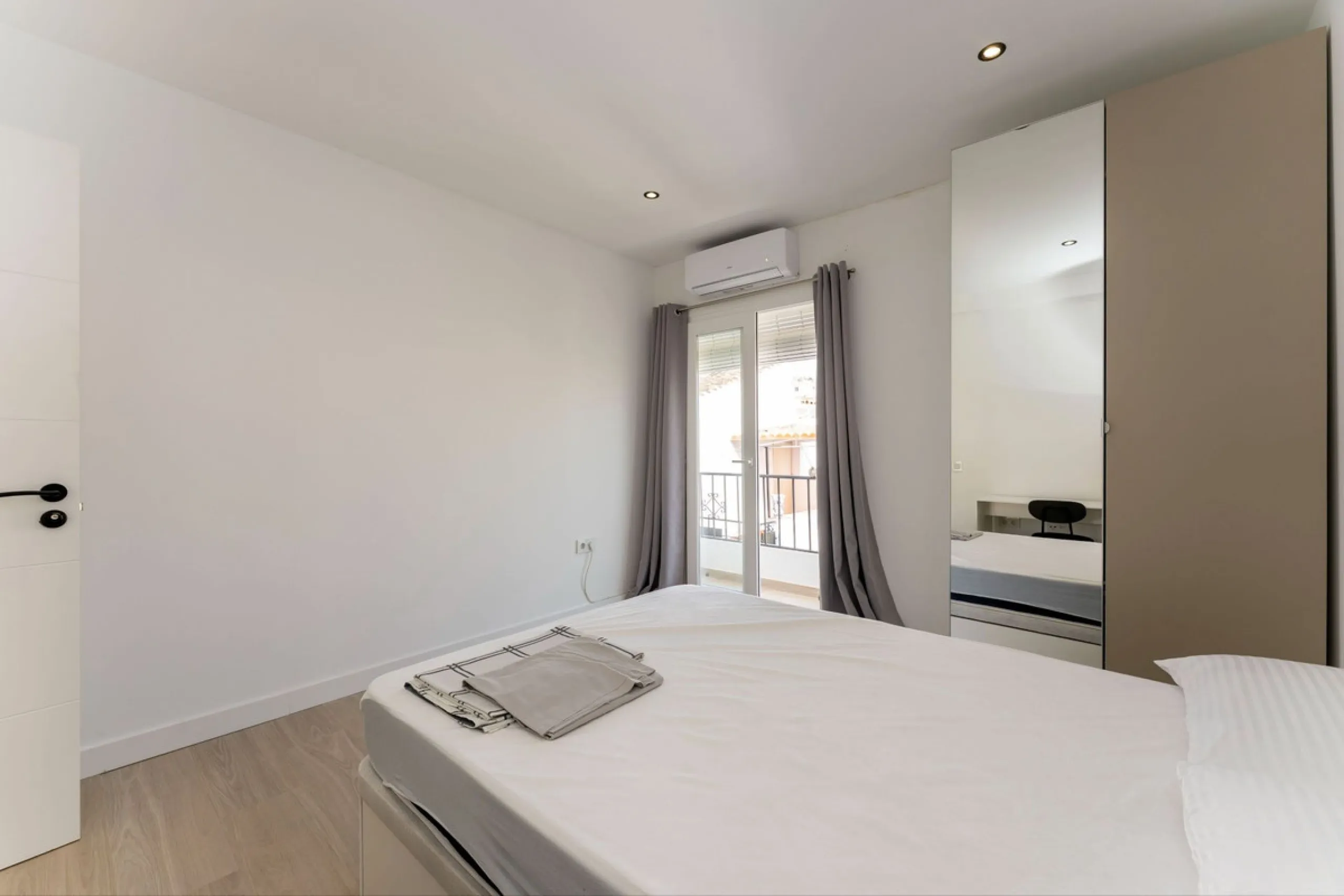 AN IDEAL SPACIOUS FAMILY HOME THAT ASO OFFERS EXCELLENT RENTAL OPPORTUNITIES
