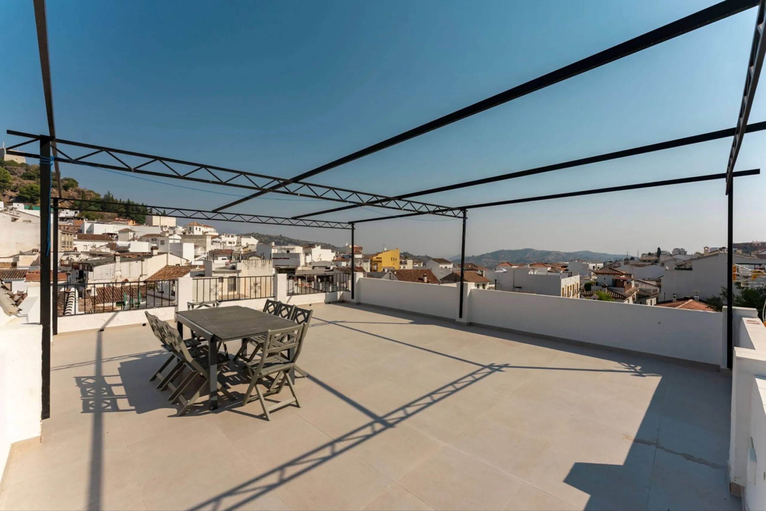 AN IDEAL SPACIOUS FAMILY HOME THAT ASO OFFERS EXCELLENT RENTAL OPPORTUNITIES
