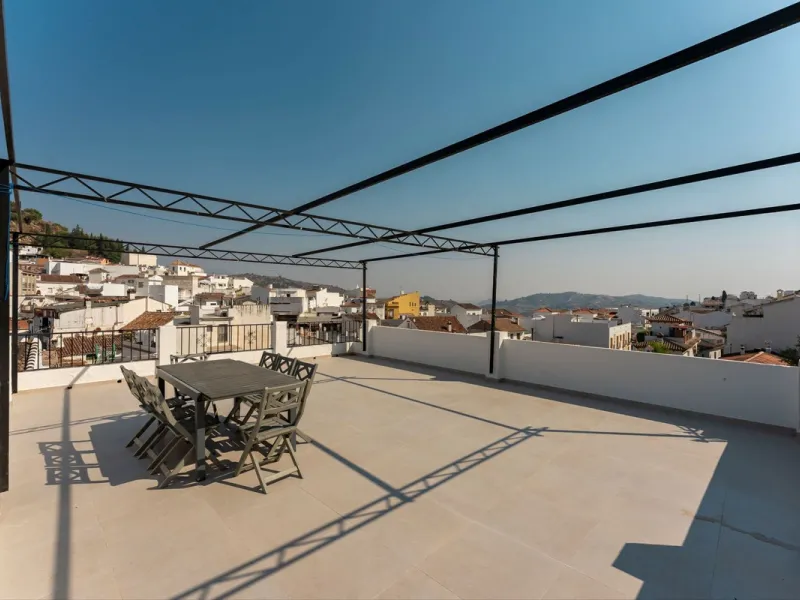 AN IDEAL SPACIOUS FAMILY HOME THAT ASO OFFERS EXCELLENT RENTAL OPPORTUNITIES