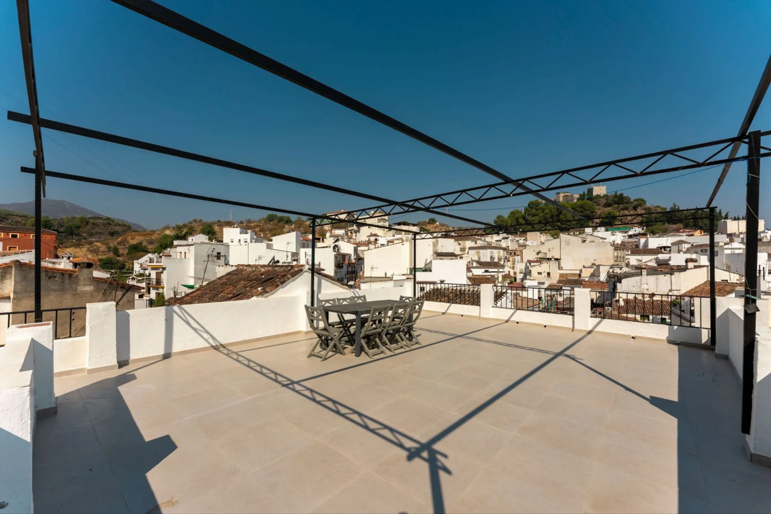 AN IDEAL SPACIOUS FAMILY HOME THAT ASO OFFERS EXCELLENT RENTAL OPPORTUNITIES