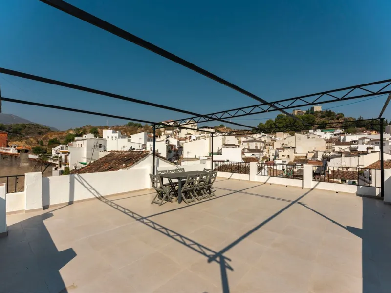 AN IDEAL SPACIOUS FAMILY HOME THAT ASO OFFERS EXCELLENT RENTAL OPPORTUNITIES