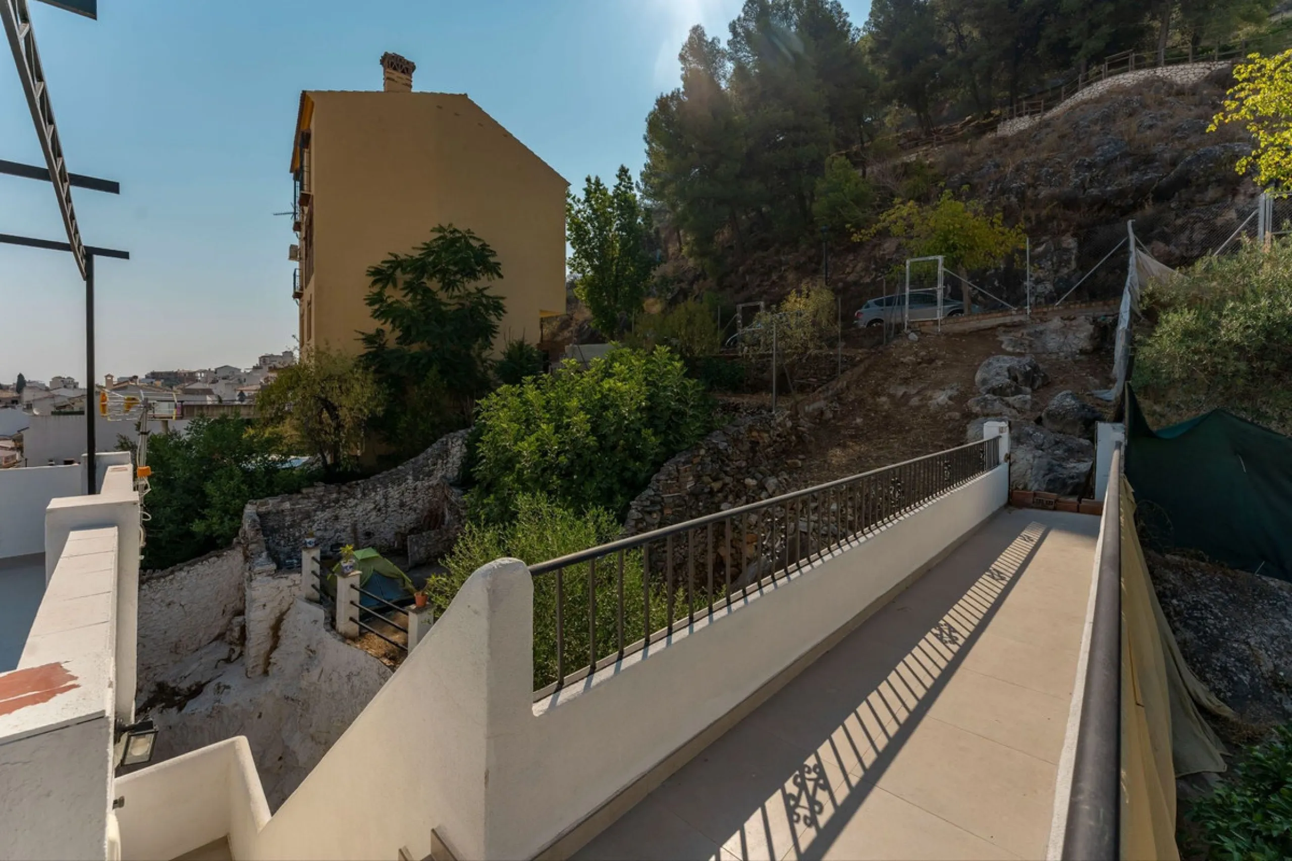 AN IDEAL SPACIOUS FAMILY HOME THAT ASO OFFERS EXCELLENT RENTAL OPPORTUNITIES