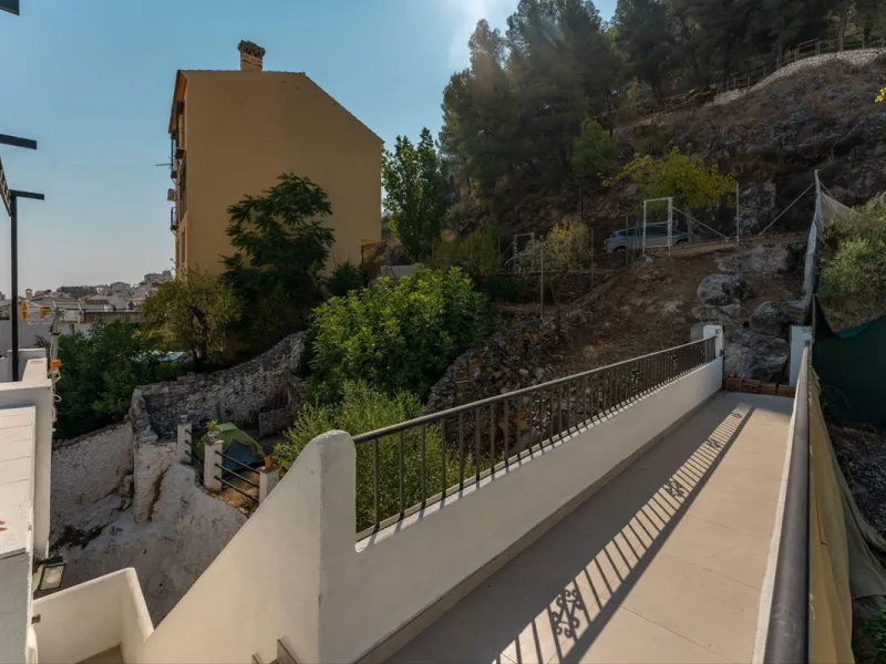 AN IDEAL SPACIOUS FAMILY HOME THAT ASO OFFERS EXCELLENT RENTAL OPPORTUNITIES