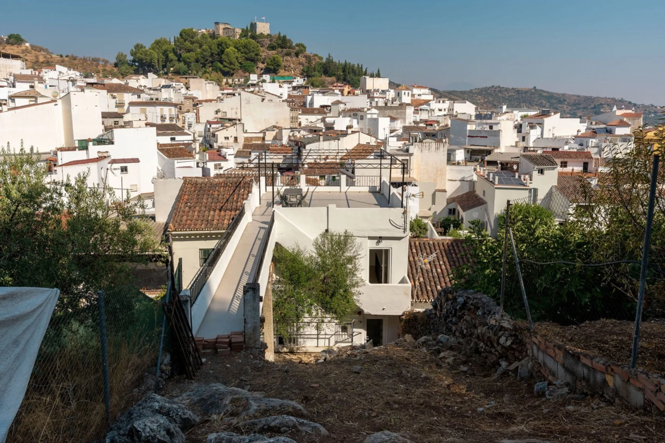 AN IDEAL SPACIOUS FAMILY HOME THAT ASO OFFERS EXCELLENT RENTAL OPPORTUNITIES