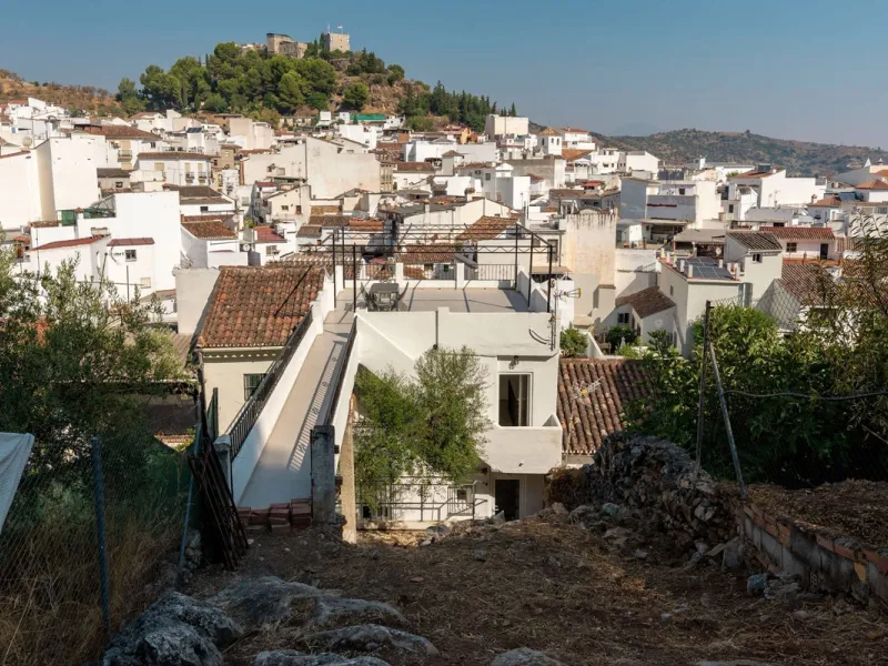 AN IDEAL SPACIOUS FAMILY HOME THAT ASO OFFERS EXCELLENT RENTAL OPPORTUNITIES