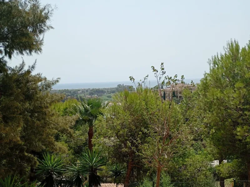 A lovely elevated ground floor apartment in the exclusive area of Selwo, Estepona.