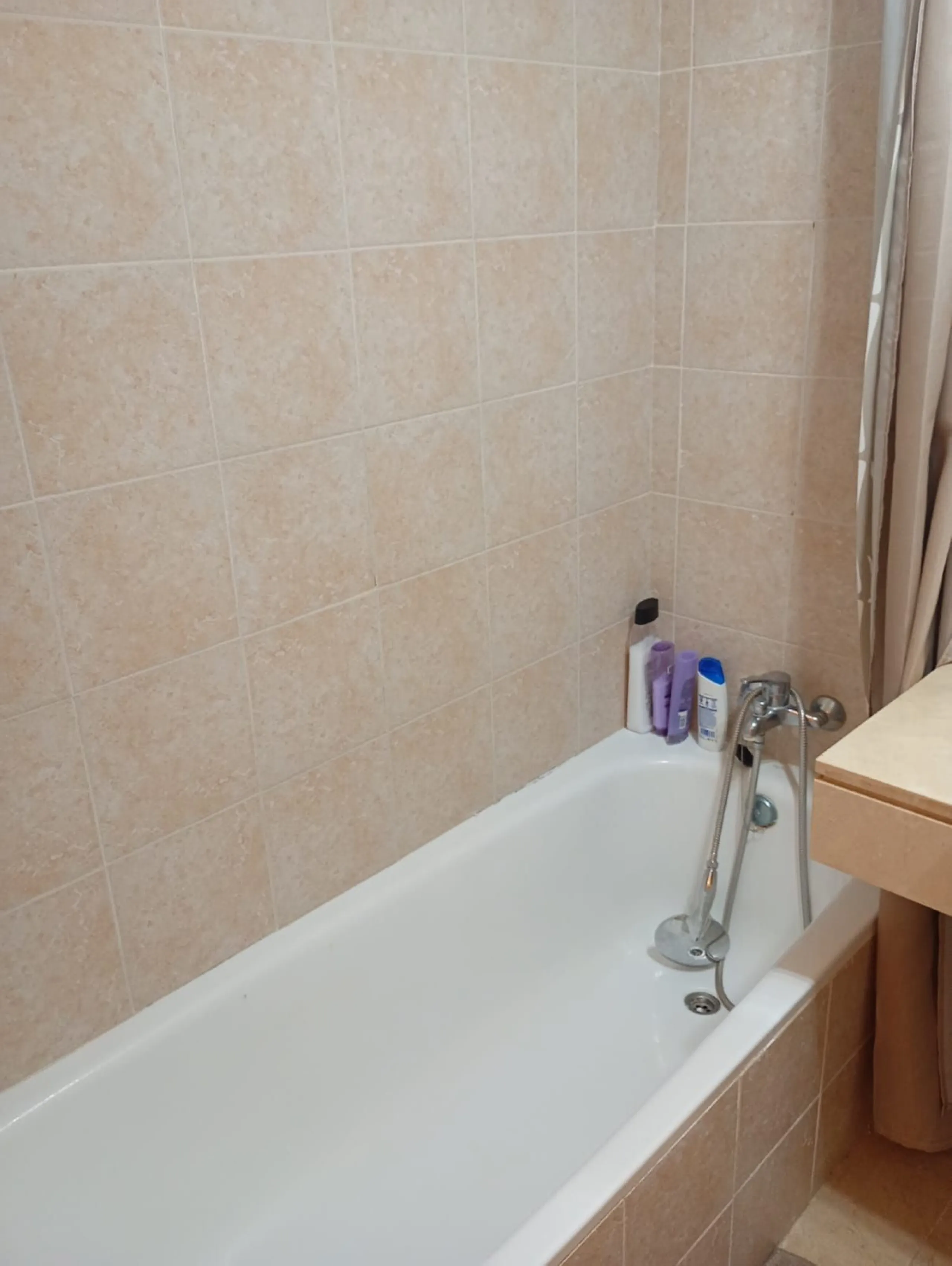 A lovely elevated ground floor apartment in the exclusive area of Selwo, Estepona.