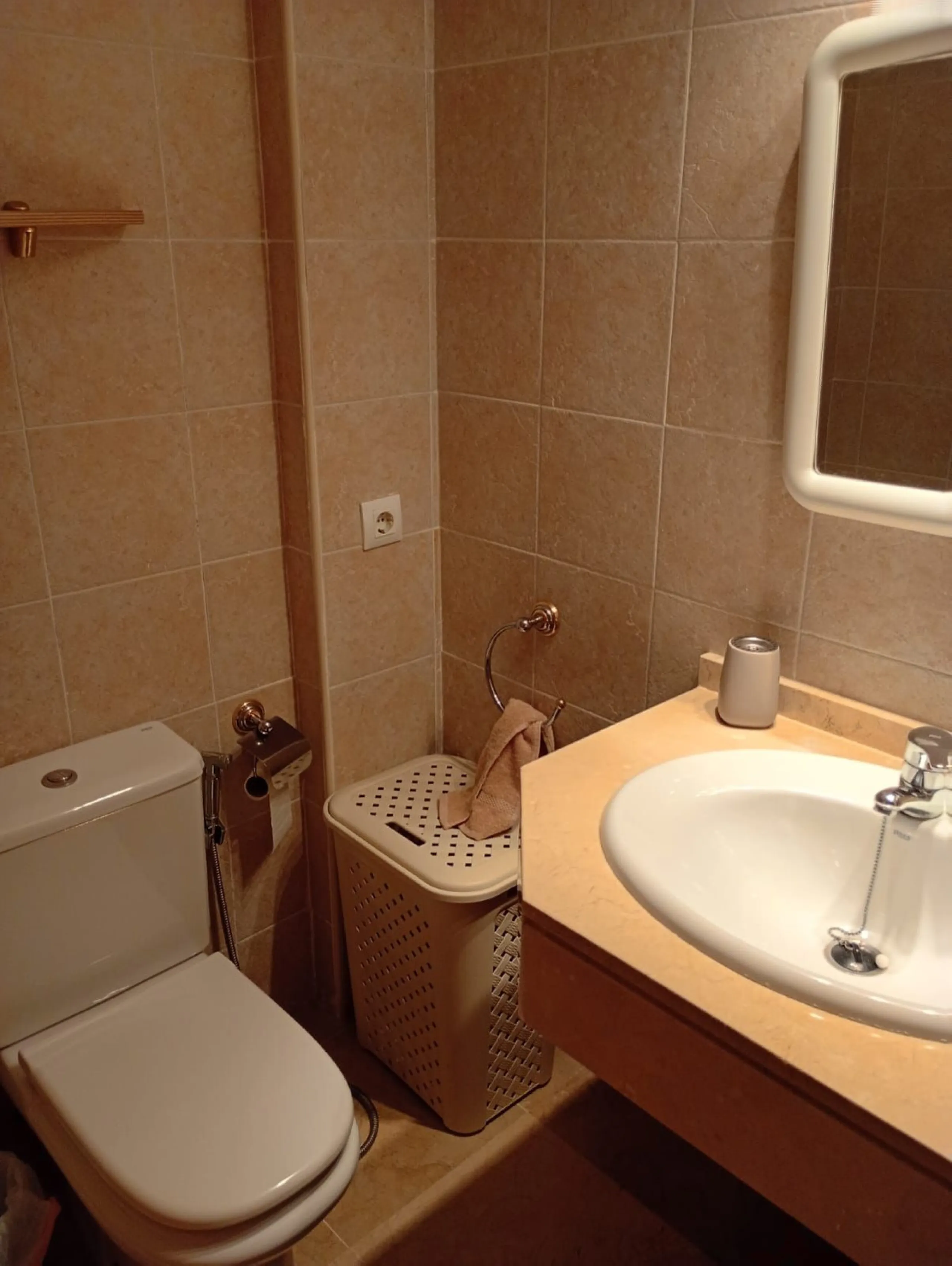 A lovely elevated ground floor apartment in the exclusive area of Selwo, Estepona.