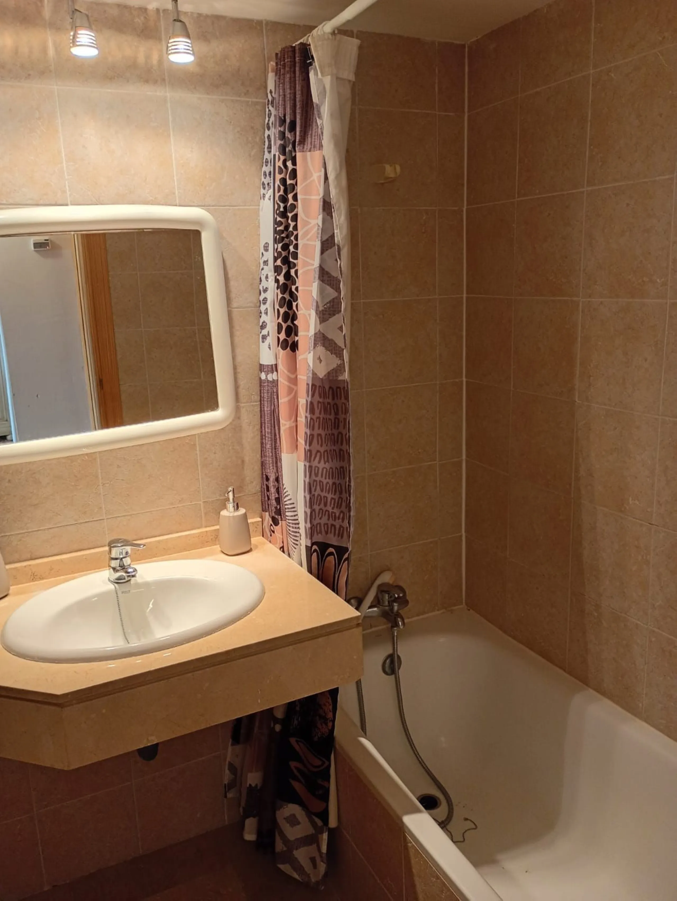 A lovely elevated ground floor apartment in the exclusive area of Selwo, Estepona.