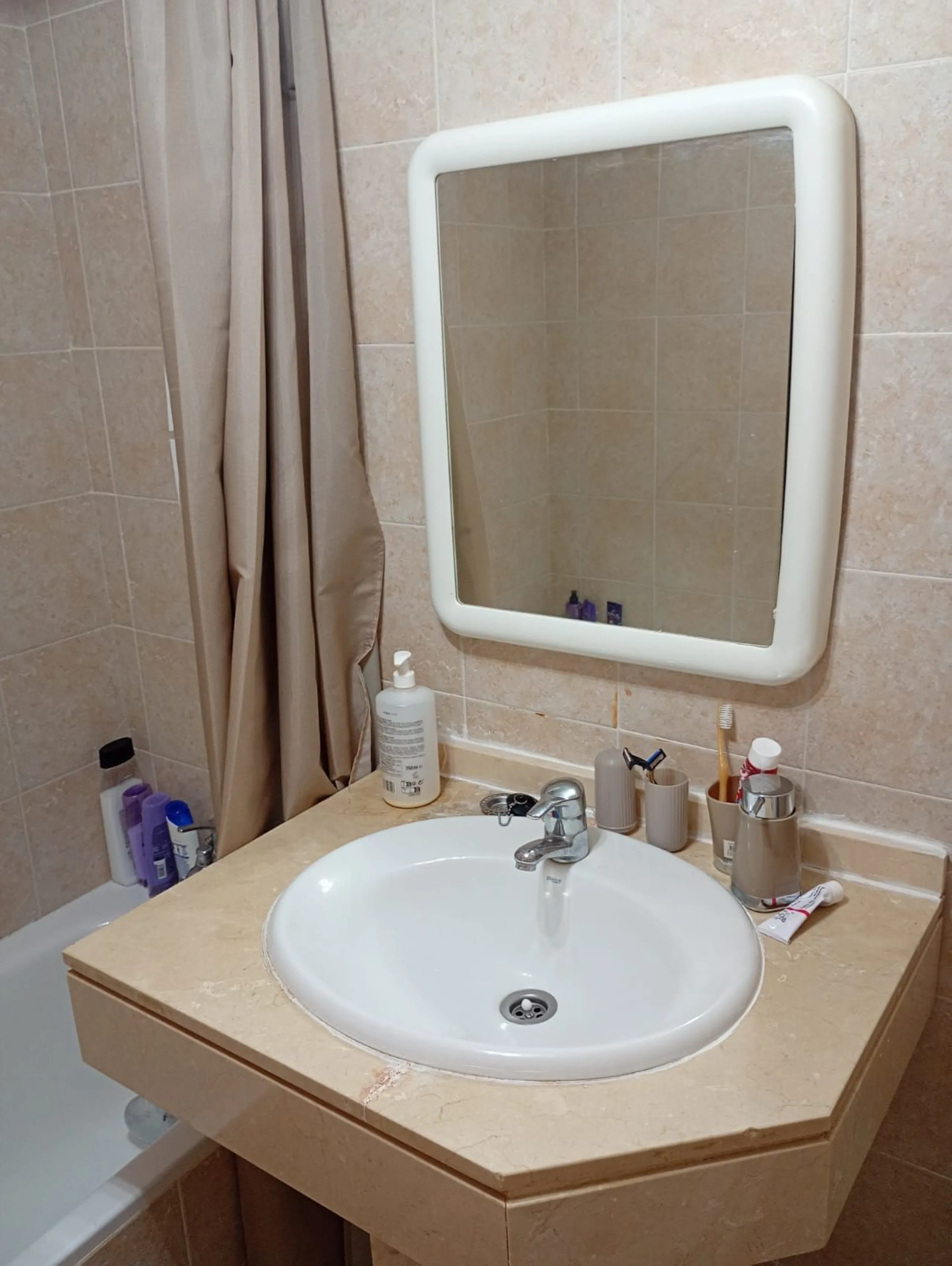 A lovely elevated ground floor apartment in the exclusive area of Selwo, Estepona.