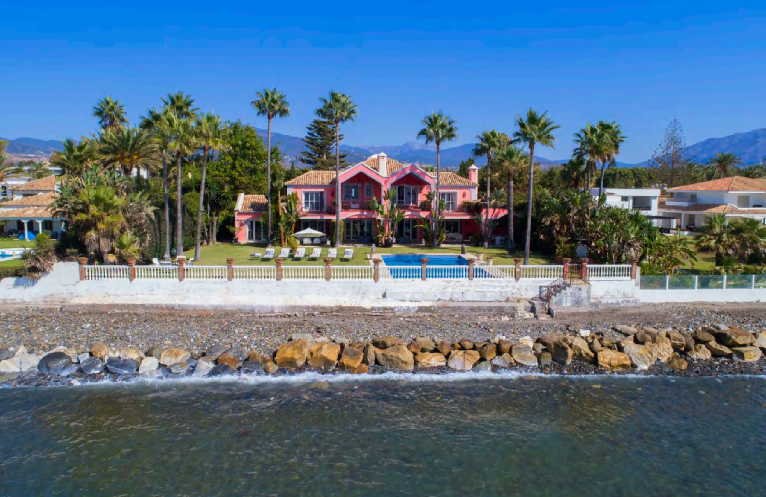 Villa in erster Meereslinie mit direktem Strandzugang in Casasola, Estepona
