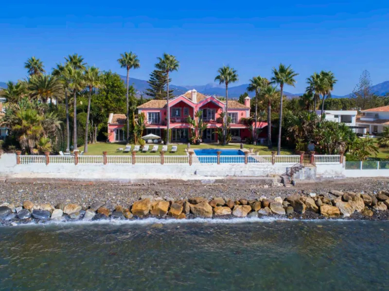 Villa in erster Meereslinie mit direktem Strandzugang in Casasola, Estepona