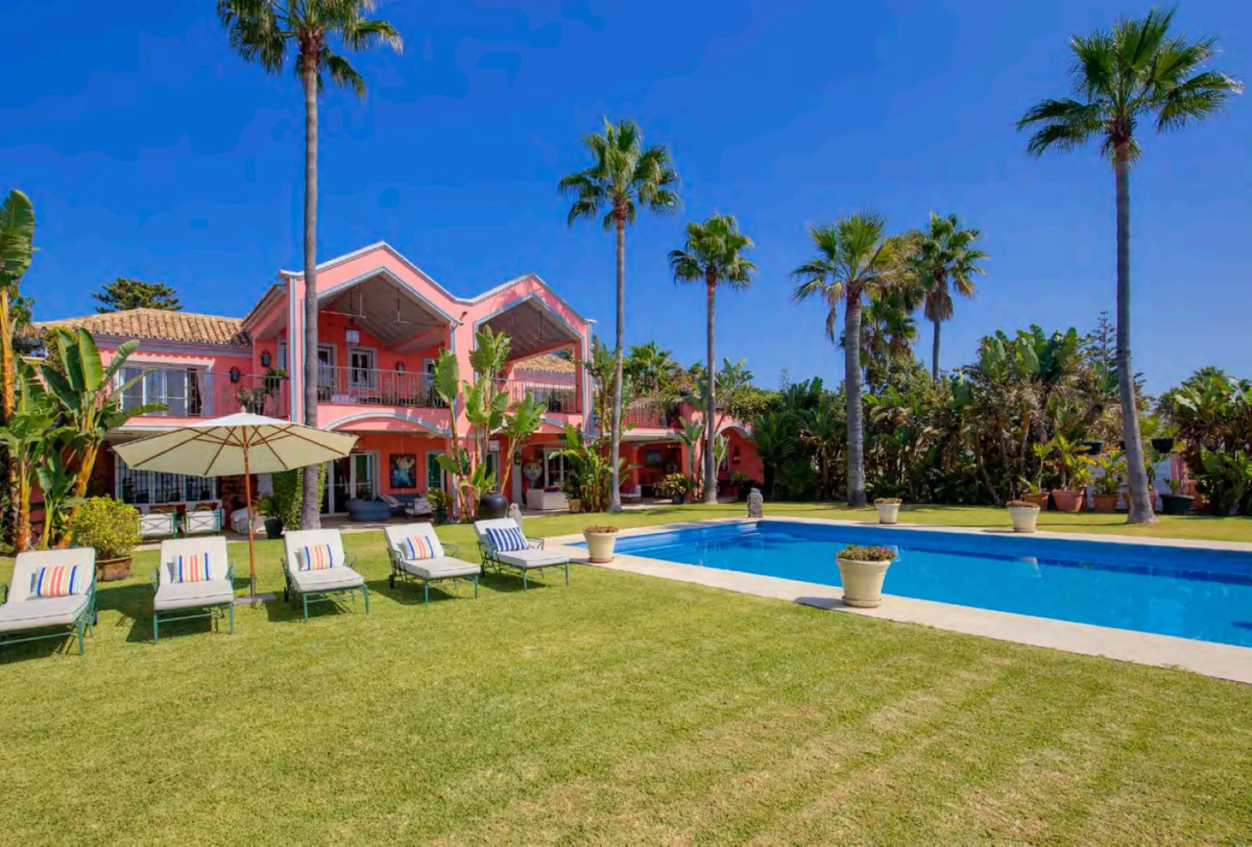 Villa in erster Meereslinie mit direktem Strandzugang in Casasola, Estepona