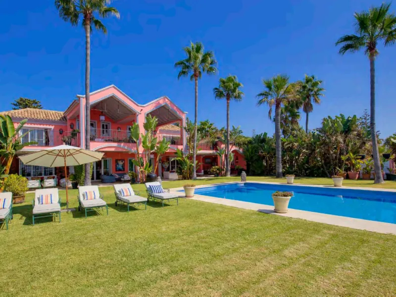 Villa in erster Meereslinie mit direktem Strandzugang in Casasola, Estepona