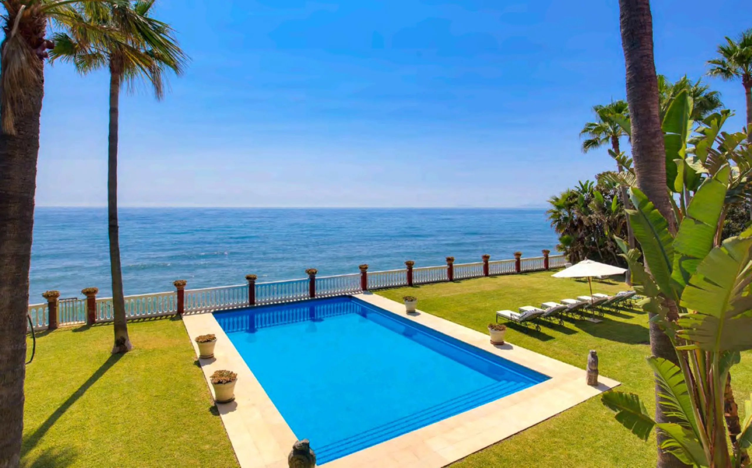 Villa in erster Meereslinie mit direktem Strandzugang in Casasola, Estepona