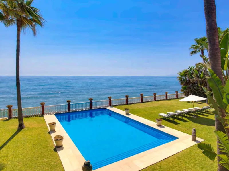 Villa in erster Meereslinie mit direktem Strandzugang in Casasola, Estepona