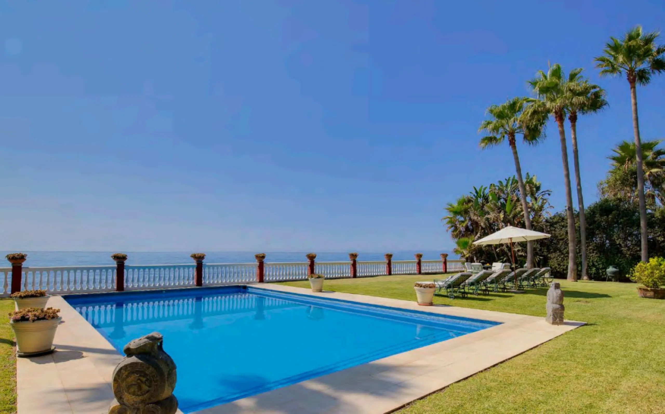Villa in erster Meereslinie mit direktem Strandzugang in Casasola, Estepona