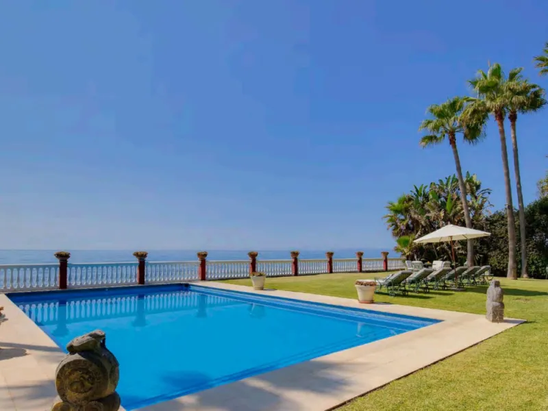 Villa in erster Meereslinie mit direktem Strandzugang in Casasola, Estepona