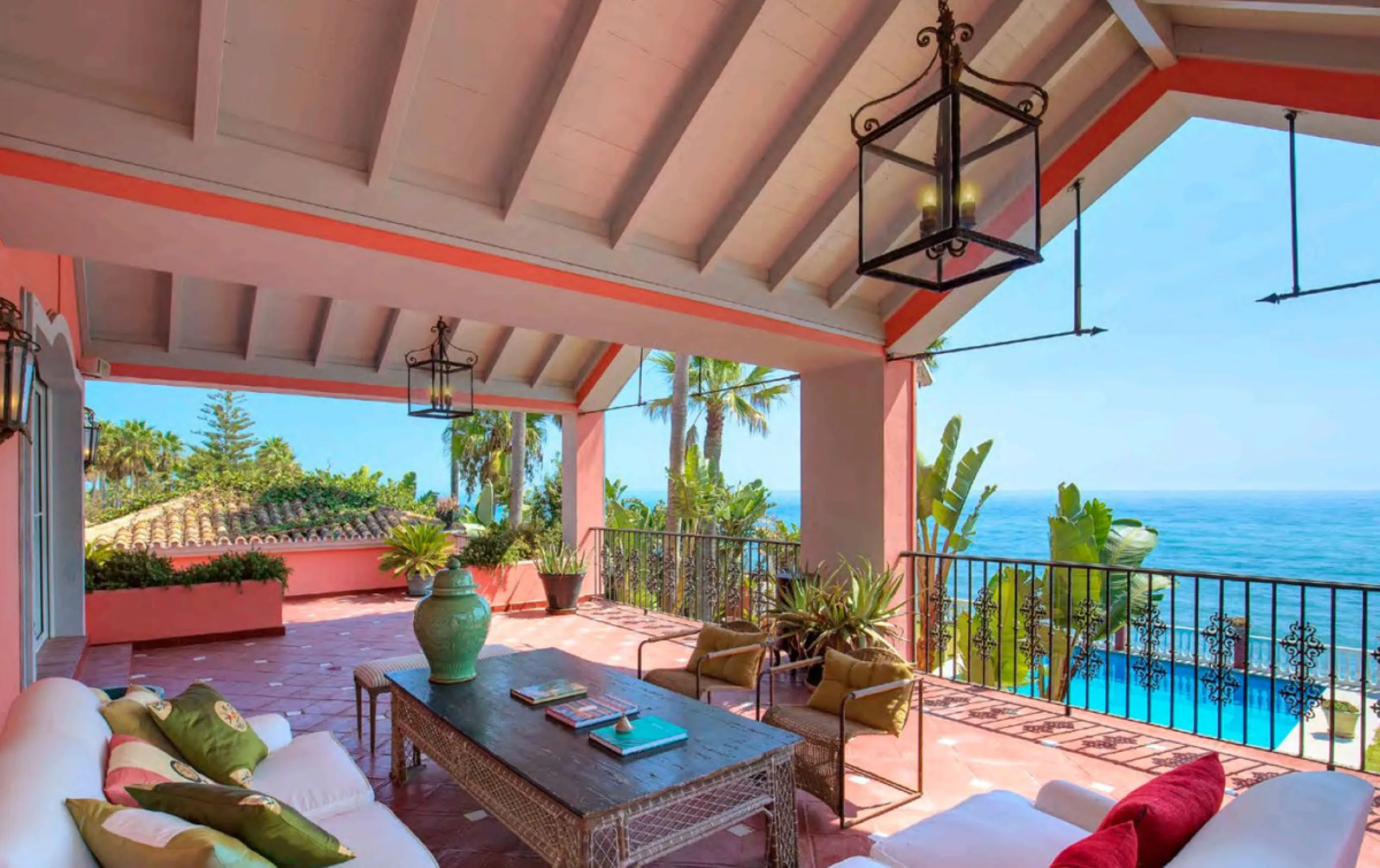 Villa in erster Meereslinie mit direktem Strandzugang in Casasola, Estepona
