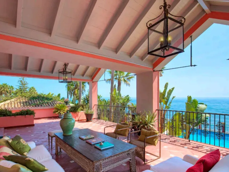 Villa in erster Meereslinie mit direktem Strandzugang in Casasola, Estepona