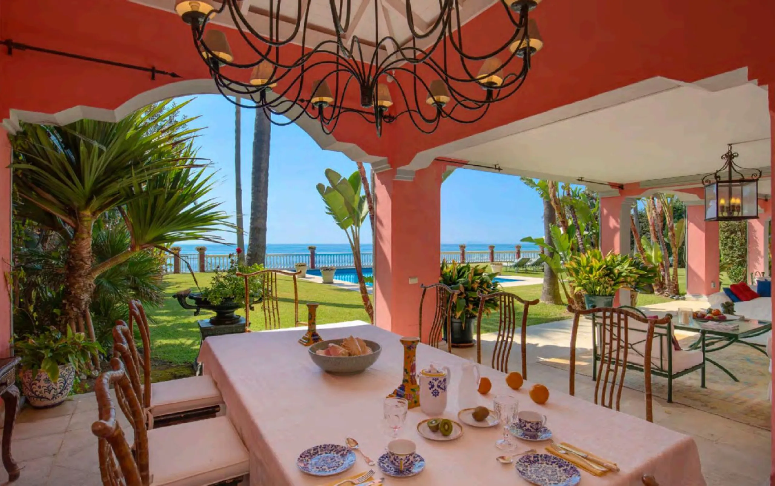Villa in erster Meereslinie mit direktem Strandzugang in Casasola, Estepona