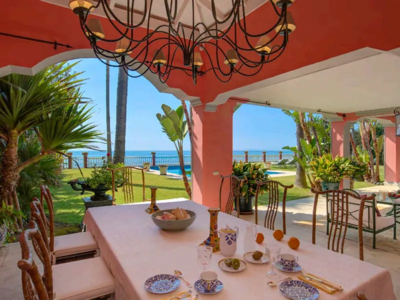 Villa in erster Meereslinie mit direktem Strandzugang in Casasola, Estepona