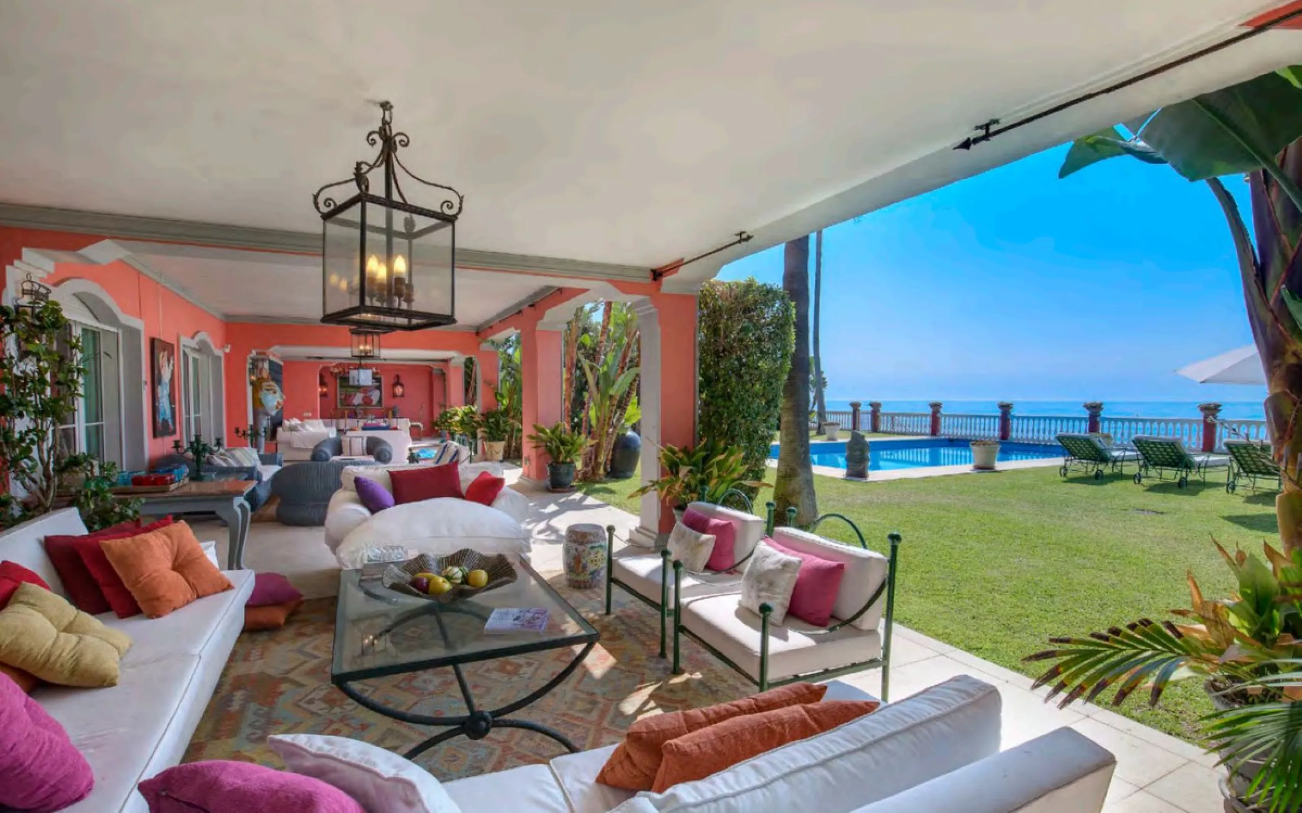 Villa in erster Meereslinie mit direktem Strandzugang in Casasola, Estepona